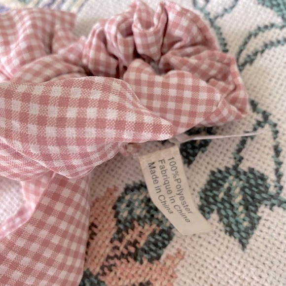 NEW URBAN OUTFITTERS PINK GINGHAM BOW SCRUNCHIE - Picture 2 of 5